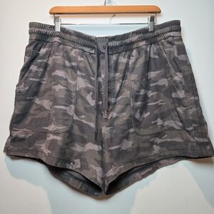 Athleta Camo Farallon Shorts 22 Womens Athletic Loungewear